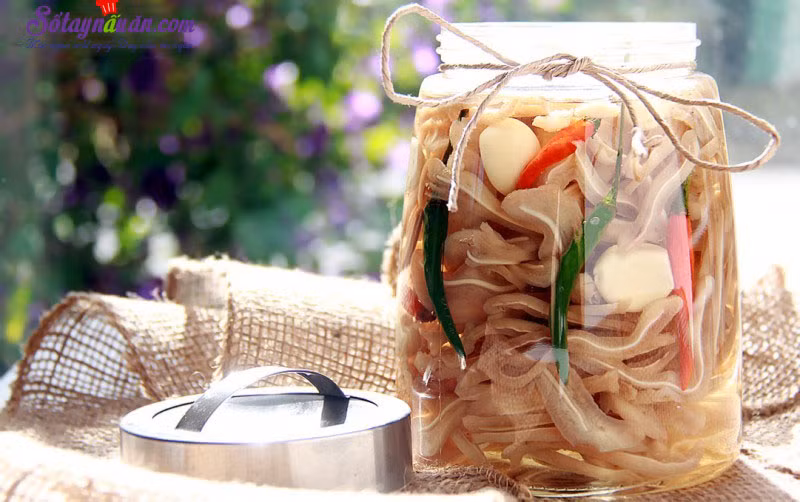 Tai heo ngâm mắm: Thay vì ăn quá nhiều đồ dầu mỡ, chiên xào thì hãy chuẩn bị món tai heo ngâm mắm, giòn giòn, đậm đà cho mâm cơm ngày Tết. Ảnh: Báo dân sinh.