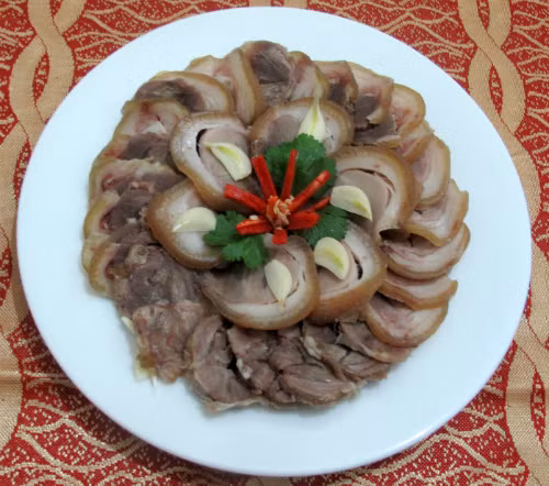 Chân giò ngâm mắm cũng là món ngon không nên bỏ qua. Cách làm chân giò ngâm mắm rất đơn giản, vì thế bạn có thể tự mình thực hiện tại nhà vừa đảm bảo vệ sinh mà còn tiết kiệm hơn khi mua ở ngoài hàng. Nguyên liệu gồm có: thịt chân giò bỏ xương, dấm, mắm, tỏi, ớt, tiêu, đường… Ảnh: 8 món ngon mỗi ngày. 