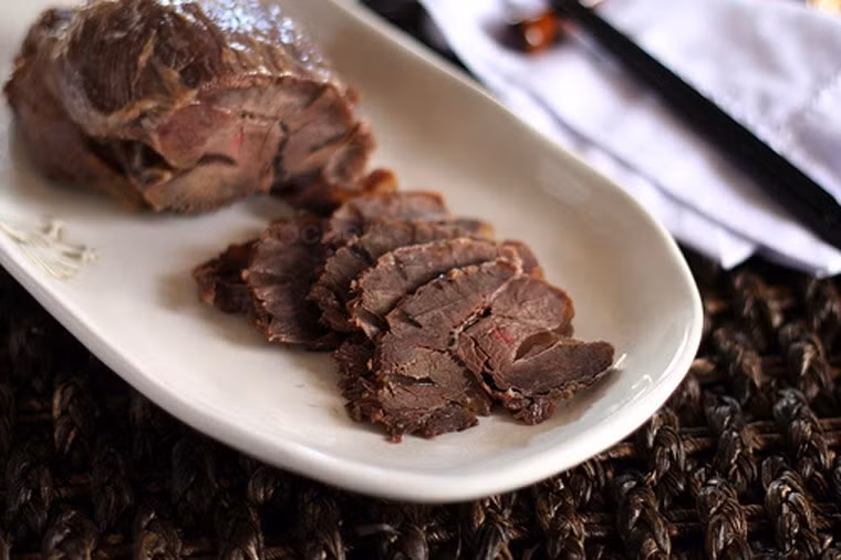 Bò bắp ngâm mắm chua ngọt: Thay vì các món bắp bò luộc, bắp bò hầm mọi người có thể chuẩn bị một lọ bắp bò ngâm mắm chua ngọt để ăn dần trong dịp tết rất tiện lợi. Đây là món thịt ngâm chua ngọt cực ngon. Ảnh: Vào bếp.