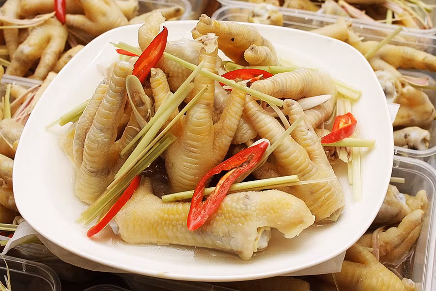 Chân gà ngâm chua ngọt làm đơn giản, nguyên liệu dễ kiếm mà lại rất phù hợp cho những bữa nhậu lai rai cuối năm. Ảnh: Báo phụ nữ.