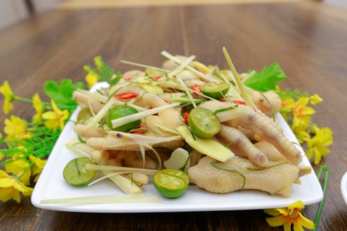 Chân gà ngâm chua ngọt: Món này còn được gọi là chân gà ngâm xả ớt hay chân gà ngâm dấm… Còn gì tuyệt vời hơn khi cả gia đình quây quần nhâm nhi miếng chân gà săn chắc, thấm gia vị chua chua, ngọt ngọt mà không hề ngấy. Ảnh: Feedy.