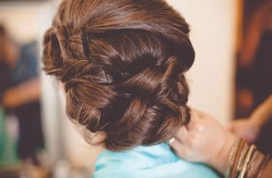 Dùng quá nhiều sản phẩm chăm sóc tóc khác nhau, liên tục tạo kiểu tóc mới bằng hóa chất là cách chăm sóc tóc sai lầm vì nó khiến tóc bạn ngày càng xơ xác hơn.