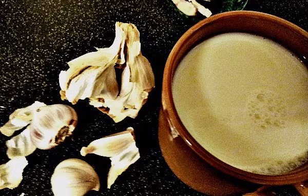 Ngoài ra công dụng của sữa tỏi còn giúp bạn làm giảm cholesterol xấu, ngăn ngừa sự hình thành các cục máu đông trong cơ thể.