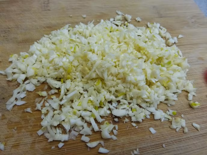 Cách chế bài thuốc sữa tỏi rất đơn giản: Đầu tiên bạn bóc sạch vỏ tỏi sau đó nghiền nát hoặc cắt thành lát mỏng.