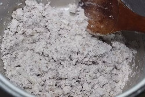 Khi bị mụn nhọt, bạn chỉ cần lấy khoai sọ và giấm với liệu lượng bằng nhau cho vào nồi đun sôi tới khi khoai chín nát thì nghiễn nhuyễn ra đắp vào vết mụn hoặc đầu đinh. Thuốc sẽ giúp hút mủ trong mụn, giảm sưng đau rất hiệu quả.