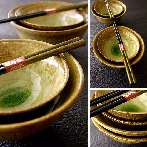 Với người Hàn Quốc khi ngồi vào mâm cơm thường không ai được đụng đũa ăn cơm cho tới khi người lớn tuổi nhất trong bàn ăn cầm đũa lên.