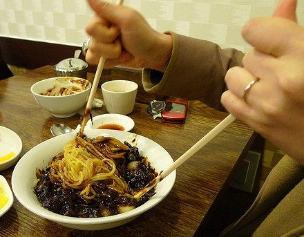 Ở Thái Lan không được dùng đùa ở tay trái để ăn cơm vì người ta cho rằng tai trái là tay dơ bẩn.