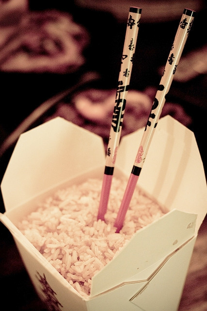 Họ cũng chỉ dùng đũa để ăn các loại mì, miến sợi.