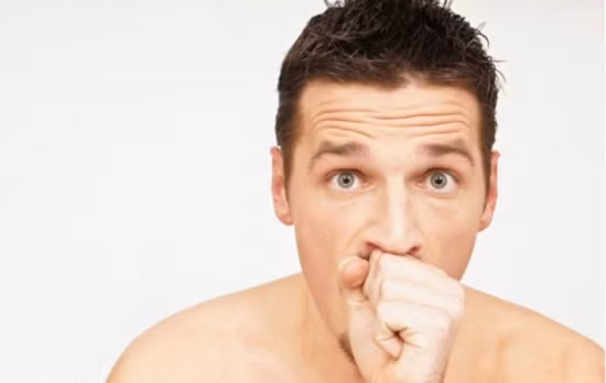 Kết hợp sữa tỏi với bột nghệ, thức uống này là tuyệt vời để điều trị ho dai dẳng. Nguồn ảnh: Getty, Kenhsuckhoe.