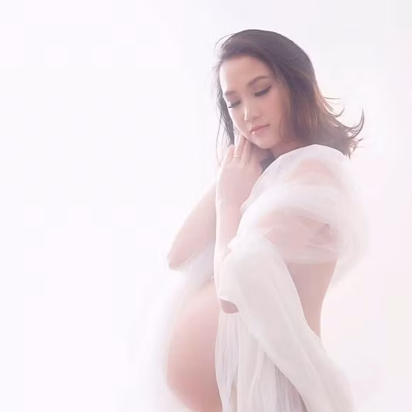 Nhan sắc thời kỳ bầu bí của vợ Lam Trường được nhiều người khen ngợi