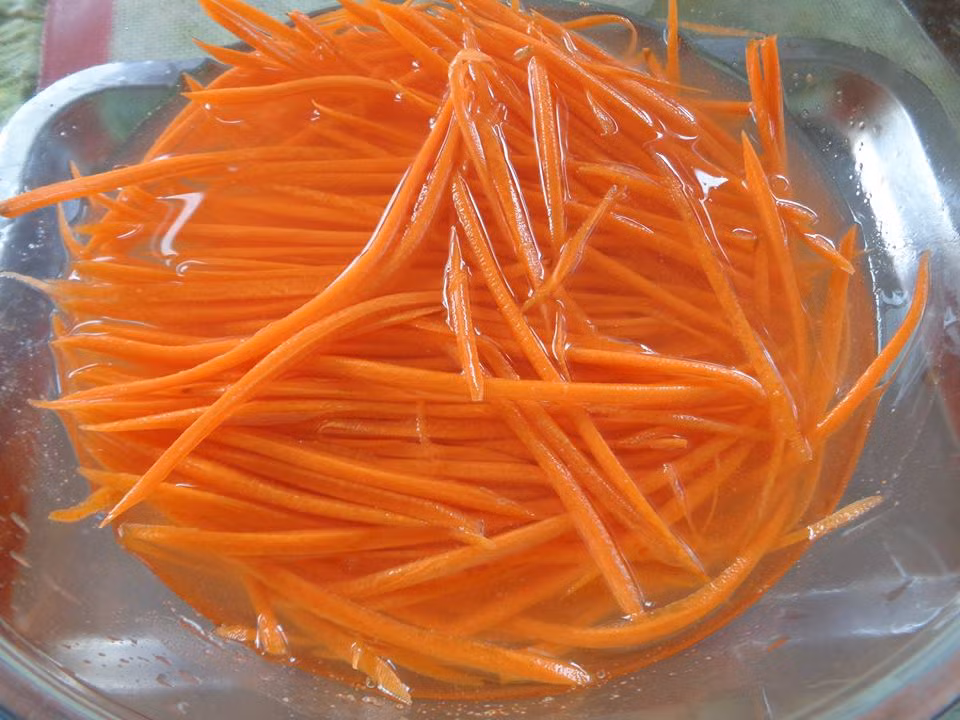 Tu lam mut ca rot vo cam ngon tuyet cho Tet-Hinh-2