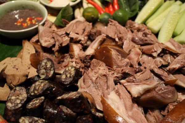 Theo chia sẻ của bà mẹ này, chị chọn cách cho chồng ăn mắm tôm hàng ngày để ngăn con gái tiếp cận chồng và ngăn chồng ngoại tình.