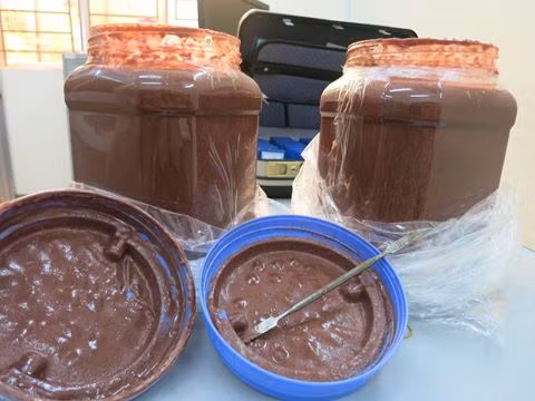 Người phụ nữ này cho biết, cách này đảm bảo cực kỳ hiệu nghiệm vì thời này gái mà ngửi thấy mùi mắm tôm, nhất là mùi này lại phát lên từ dạ dày đang tiêu hóa thì chỉ có chạy mất dép chứ đừng nói sán lại tiếp cận để lấy lòng.