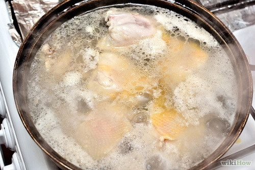 Lửa ninh xương cũng cần thật nhỏ để nước ngọt trong xương tiết ra hoàn toàn giúp nước canh ngon hơn.