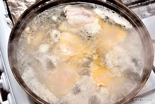 Lửa ninh xương cũng cần thật nhỏ để nước ngọt trong xương tiết ra hoàn toàn giúp nước canh ngon hơn.