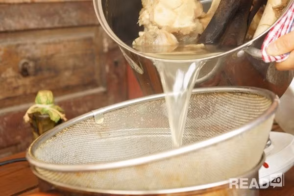 Tiếp đó đun sôi một nồi nước, cho xương vào luộc sơ khoảng 3 phút, sau đó vớt xương ra rửa lại lần nữa.