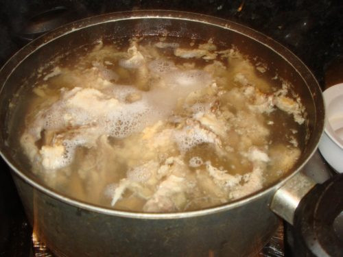 Bước tiếp theo là ninh xương. Bạn bắc một nồi nước lên bếp, cho xương vào ninh, đợi nước sôi thì hạ lửa, đun liu riu.