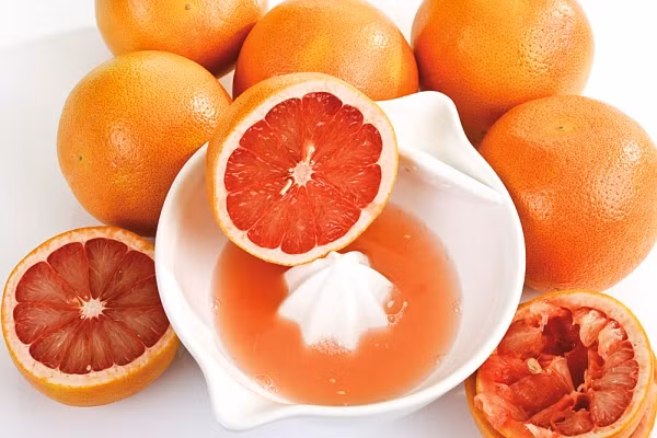 Ăn nhiều cam quýt để chữa viêm âm đạo và ngăn chặn mùi hôi. Vì trong cam quýt có hàm vitamin C rất cao nên có thể hỗ trợ tiêu hủy các chất độc, tăng cường hệ miễn dịch giúp bạn đối mặt với vi khuẩn có hại.