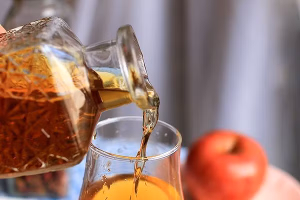 Nếu nhà ai có bồn tắm thì cho nửa cốc dấm táo cỡ vừa vào trong bồn tắm rồi ngâm mình trong đó. Ngày nào bạn cũng phải ngâm cô bé và vệ sinh vùng kín sạch sẽ liên tiếp trong 5 ngày - 1 tuần sẽ hết hẳn mùi hôi.