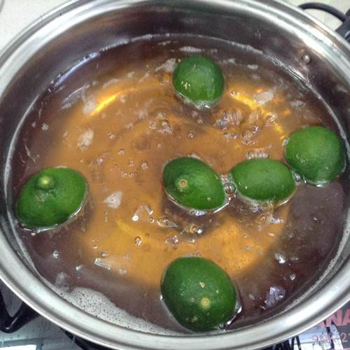 Cuối cùng, bạn có thể vắt chanh và bót nát vỏ chanh vào chậu nước ấm. Tinh dầu chanh cũng như vitamin C trong nước chanh sẽ giúp bạn làm sạch vùng kín và giúp vùng kín có mùi thơm mát dễ chịu. Nguồn ảnh: Pinterest, Kênh sức khỏe.