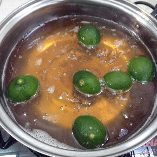 Cuối cùng, bạn có thể vắt chanh và bót nát vỏ chanh vào chậu nước ấm. Tinh dầu chanh cũng như vitamin C trong nước chanh sẽ giúp bạn làm sạch vùng kín và giúp vùng kín có mùi thơm mát dễ chịu. Nguồn ảnh: Pinterest, Kênh sức khỏe.