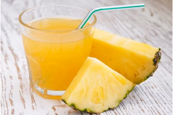 Theo chia sẻ của các bà mẹ trẻ trên mạng xã hội facebook thì ăn dứa và uống nước ép dứa hàng ngày có thể giúp bạn khử mùi hôi cơ thể và mùi hôi vùng kín rất tốt.