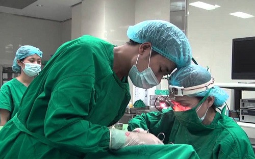 Nặng hơn một chút người bệnh có thể bị nhiễm khuẩn, thay đổi giọng nói, mất giọng... Tỷ lệ những tai biến này chiếm khoảng 14%.