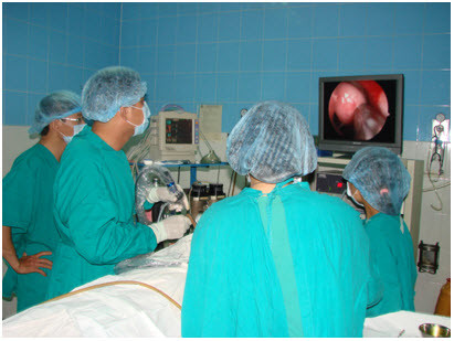 Ngoài ra, người bệnh có thể bị các biến chứng nhẹ khác như chảy máu, phù nề, tắc nghẽn hô hấp, đau.