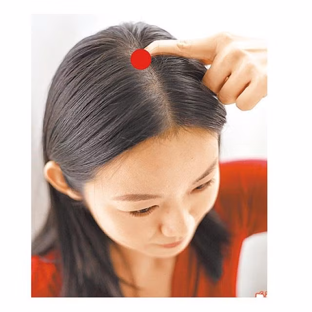 Mất ngủ cả đêm có thể khiến bạn mệt mỏi, uể oải, đau đầu. Khi gặp phải tình trạng trên bạn có thể dùng ngón tay trỏ, hoặc áp trỏ ấn nhiều lần vào huyệt Bách Hội nằm ở đình đầu, phần cao nhất của đỉnh đầu.