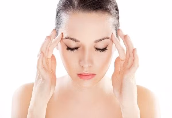 Bên cạnh đó bạn cũng có thể dùng ngón tay trỏ hoặc ngón giữa đặt vào hai huyệt thái dương, day theo hình tròn trong 30s.