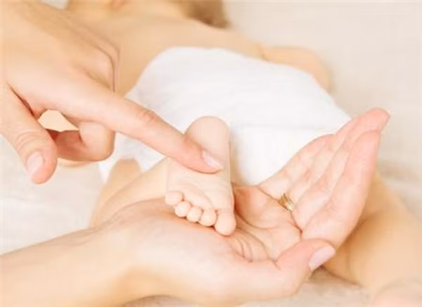 Dưới tác động của dầu nóng và cao dán sẽ làm tình triệu chứng ho của bạn giảm rõ rệt. Thực hiện phương pháp này khoảng 3-4 ngày bệnh ho khan kéo dài của bạn sẽ khỏi hẳn. Phương pháp bấm huyệt chữa ho này không đem lại tác dụng phụ nên rất an toàn khi áp dụng đối với trẻ nhỏ.