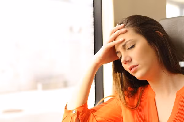 Nếu bạn bị buồn nôn do say tàu xe hãy dùng đầu ngón tay ấn mạnh lên huyệt cổ tay và giữ chừng 3 đến 5 phút sẽ hết.