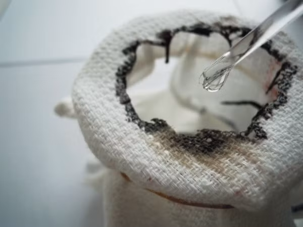 Nguy hiểm hơn đó là tình trạng chảy máu dạ dày nghiêm trọng do bạn uống nhầm dung dịch kiềm hoặc axít.