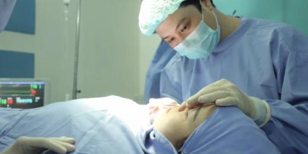 Một vài người khác xuất hiện cơn co giật động kinh, hoặc nhiễm trùng hô hấp, tổn thương thần kinh vĩnh viễn do kim đâm khi tiêm hoặc do đè ép lên thần kinh trong khi phẫu thuật. Biến chứng gây mê đôi khi cũng làm xấu đi một tình trạng bệnh lý sẵn có.