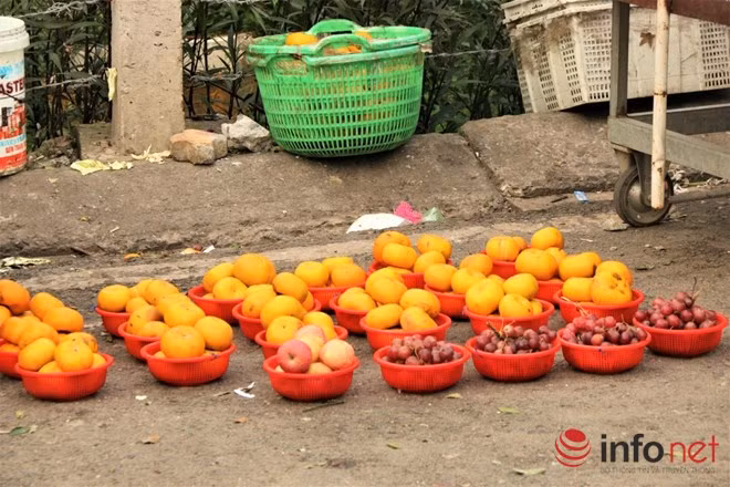 Chú Năm ( tiểu thương bán hải sản) cho biết: “Việc bày bán đĩa này, người bán phải biết đong đếm các thực phẩm sao cho có giá trị tương với việc bán bằng cân, hoặc người mua cảm thấy lợi hơn, khi đó mình bán mới đông khách”.