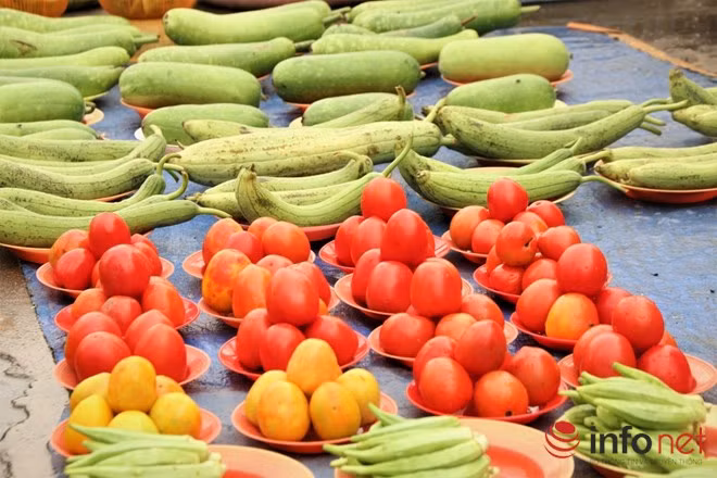 Bày bán bằng đĩa, rổ rá này thay vì bằng cân ngoài việc thuận tiện , nhanh chóng cho người mua người bán thì theo như khách hàng đánh gia là thực phẩm ở đây rẻ hơn ở chợ khác nhiều.