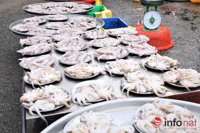 Ở khu chợ lạ này, các tiểu thương không dùng đến cân mà họ dùng các loại đĩa, rổ lớn nhỏ khác nhau để bày bán thực phẩm. Các loại rau củ quả như dưa leo, cà rốt, cà chua…bày bán trên các đĩa nhựa nhỏ, bán với đồng giá 5.000 đồng/ đĩa. Còn đối với thực phẩm như tôm, cá …cũng được bày bán bằng đĩa inox bán từ 20.000 đồng – 30.000 đồng/ đĩa.