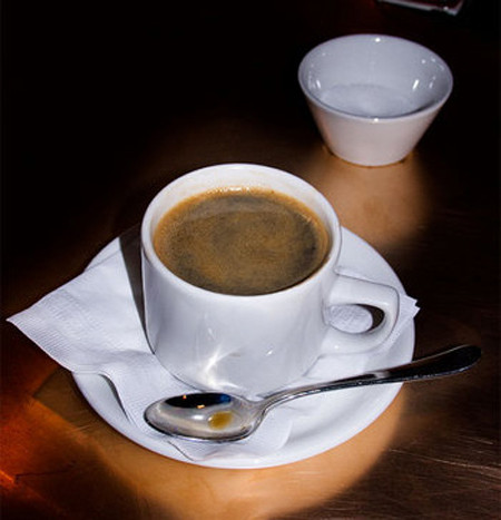 Theo vài nghiên cứu, phụ nữ sẽ đối mặt với việc giảm kích thước vòng ngực chóng mặt nếu dùng trên 100g caffein/ngày.