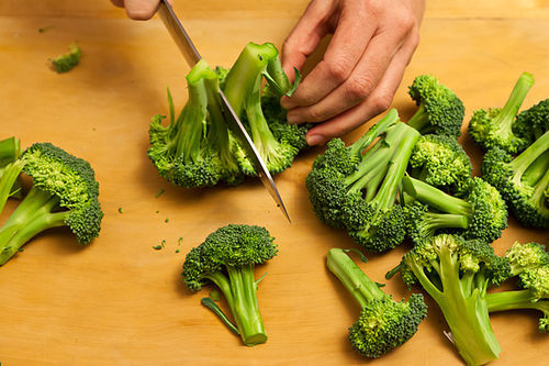 Khi rửa lại rau này bạn cần nhớ không cắt nhỏ rau ra để rửa. Cách tốt nhất là ngâm cả cái súp lơ vào chậu nước muối thật loãng khoảng 10 phút sau đó rửa lại dưới vòi nước chảy.