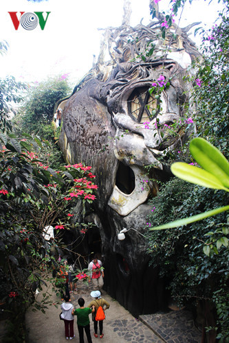 Mới đây, "Crazy House" vừa được trang Business Insider của Mỹ xếp trong top 3 của 20 phòng khách sạn kỳ lạ nhất thế giới.