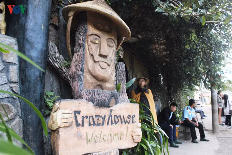"Biệt thự Hằng Nga" hay " Ngôi nhà điên - Crazy House" là một trong những điểm tham quan hấp dẫn của Đà Lạt trong suốt một thập kỷ qua.
