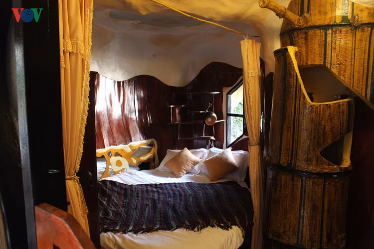 Khác với vẻ ngoài xù xì, kỳ dị, bên trong biệt thực là những gian phòng ấm cúng, tiện nghi và thậm chí là cả những tòa lâu đài đầy vẻ huyền bí và hấp dẫn.