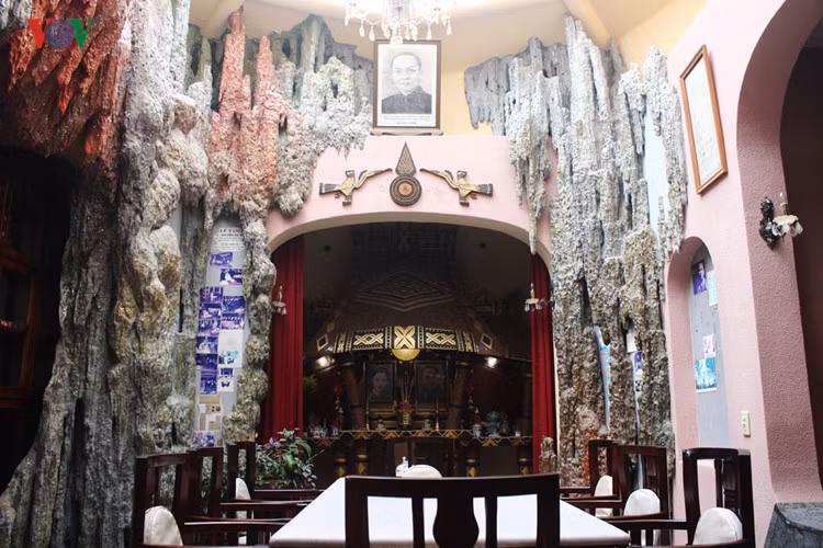 Công trình ngôi nhà kỳ lạ này là tác phẩm của kiến trúc sư nổi tiếng người Việt, Đặng Việt Nga, lấy cảm hứng từ phẩm của các họa sĩ lập dị Salvador Dali và Antoni Gaudi, cũng như phong cách bay bổng của tòa lâu đài Disney nổi tiếng.