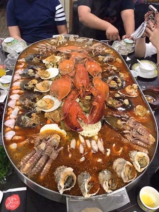 Một trong những món ăn nổi bật nhất năm 2016 từng làm mưa gió tên mạng xã hội, khiến nhiều người phát cuồng đó là món lẩu siêu khủng dài tới 2m.