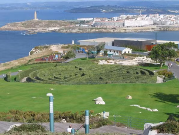 Công viên Miro nằm trên núi San Pedro là một bối cảnh tuyệt đẹp khác trong cuộc chạy trốn thú vị của nàng tiên cá và chàng đại bịp. Các vòng tròn được tạo ra bởi cây xanh khiến người ta như lạc vào mê hồn trận.