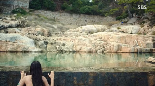 " Huyền thoại biển xanh" vẫn dẫn đầu tỷ suất khán giả xem phim trên màn ảnh nhỏ Hàn Quốc. Phim được đầu tư lớn ở các cảnh quay, đặc biệt đoàn phim đã sang tận Tây Ban Nha để ghi hình tại những địa điểm du lịch nổi tiếng.