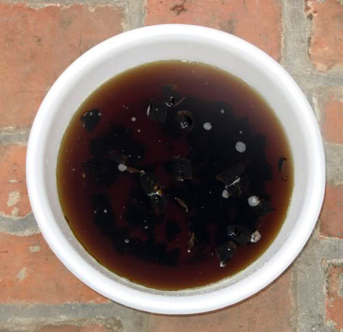 Đến khi nước trong chậu nguội thì bạn ngồi ngâm hậu môn trong nước này khoảng 15 phút sau đó lau khô bằng khăn mềm.