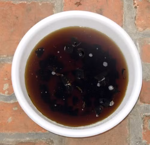 Đến khi nước trong chậu nguội thì bạn ngồi ngâm hậu môn trong nước này khoảng 15 phút sau đó lau khô bằng khăn mềm.