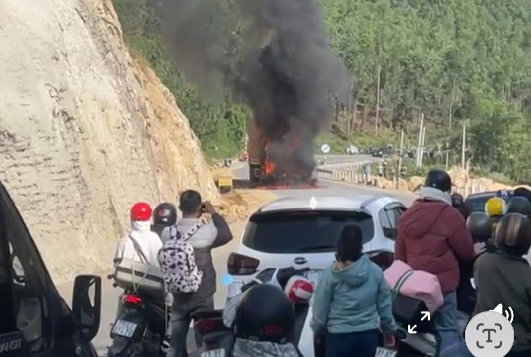 Xe đầu kéo cháy rụi trên đèo An Khê: Đã khơi thông ách tắc Xe dau keo chay rui tren deo An Khe: Da khoi thong ach tac