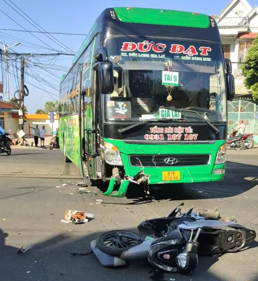 Gia Lai: Xe khách Đức Đạt tông người phụ nữ đi xe máy tử vong Gia Lai: Xe khach Duc Dat tong nguoi phu nu di xe may tu vong